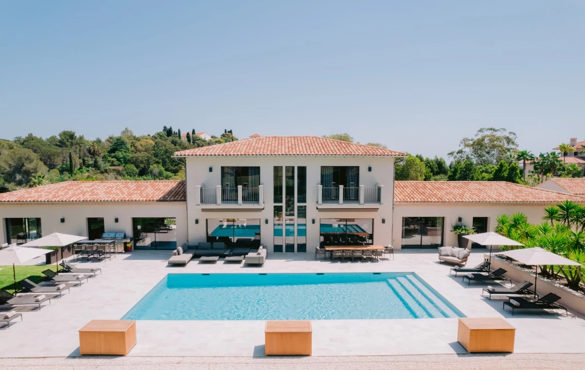 1673024242-France pool view6.webp